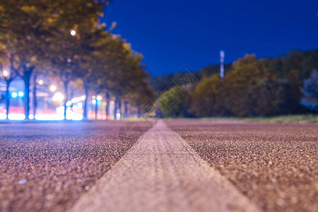 夜间灯光下的平坦道路选择聚焦图片