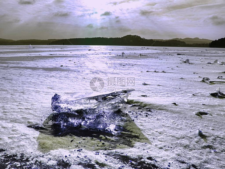 静的无声自然透明的蓝冰在海上掩图片
