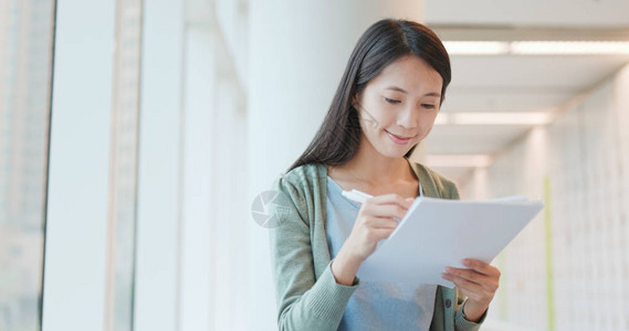 学生在学校读她的笔记背景图片