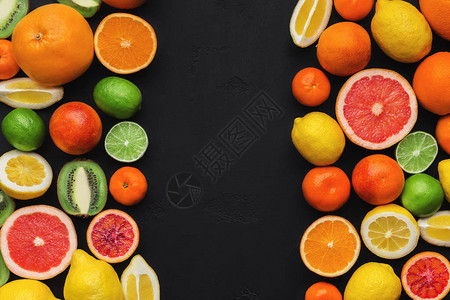 明亮的柑橘背景黑色背景顶视图复制空间中鲜熟的橙子柠檬石灰图片