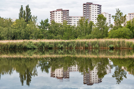 德国柏林公园湖的现代城市住宅建筑图片