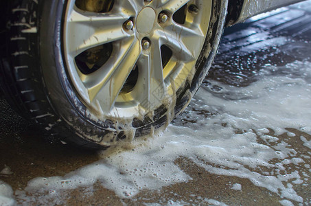 用洗车泡沫清洁合金汽车图片