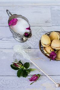 白色木质背景上称为坚果白糖甘蔗野玫瑰花的美味自制饼图片