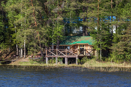 森林湖边的木屋图片