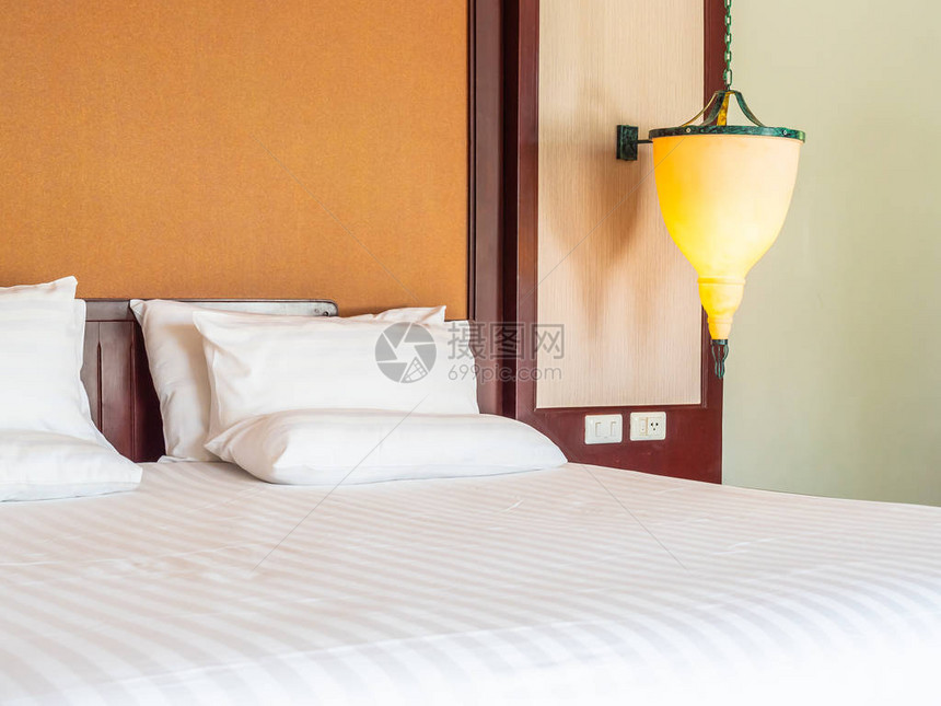 床上舒适枕头旅馆卧室图片