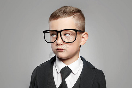 戴眼镜的聪明孩子正式西装和眼镜的小男孩图片