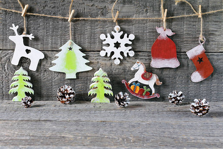 明亮的圣诞节和新年装饰品由木头背图片