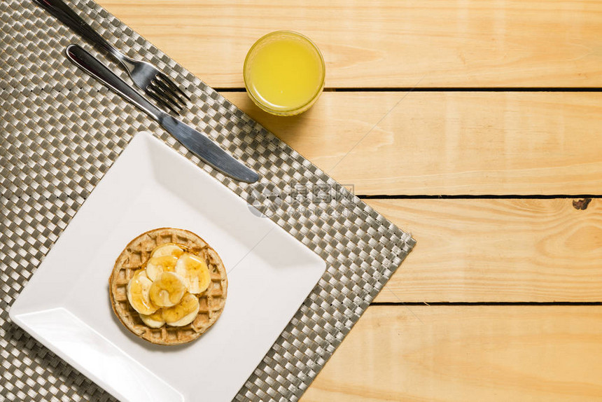 华夫饼配香蕉蜂蜜和橙汁早餐图片