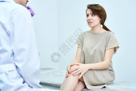 坐在医务室的焦虑女图片