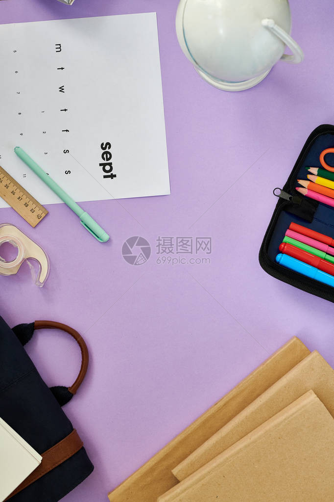 柔和紫色背景中少女生活方式物品的顶视图平面组合办公桌上带有锐利和日历的规划图片