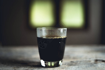 黑咖啡在玻璃杯中图片