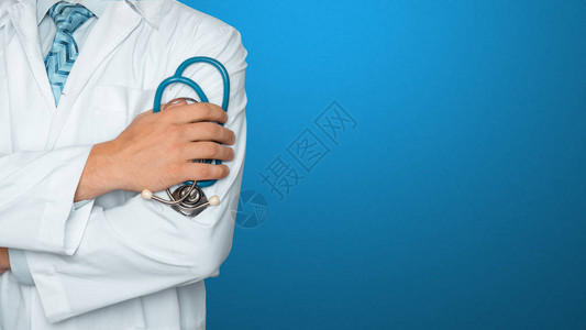 有听诊器的医生在蓝色背景医学和医疗保图片