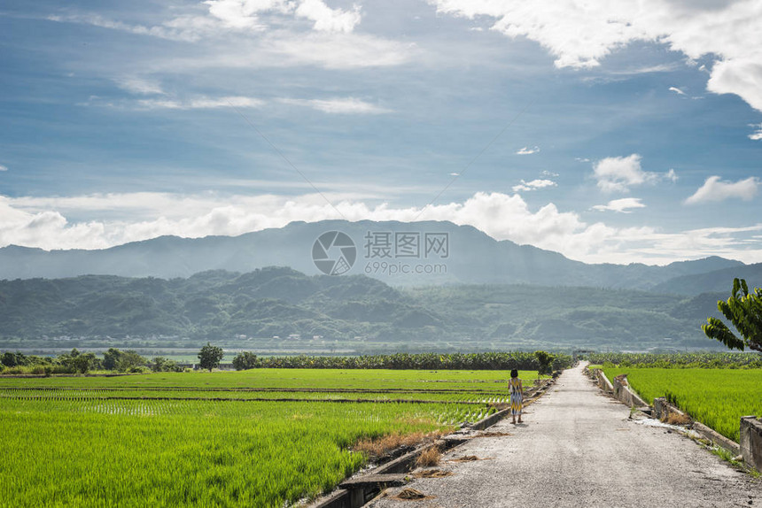 云天的乡村道路景观图片