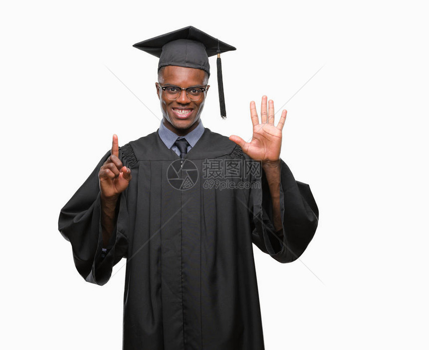 年轻毕业的非洲裔美国人在与世隔绝的背景下展示并用六号手指向上方图片