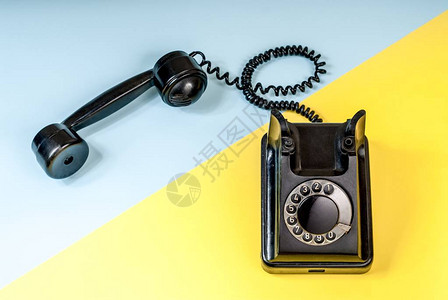 旧黑色电话有耳头机和蓝色和图片
