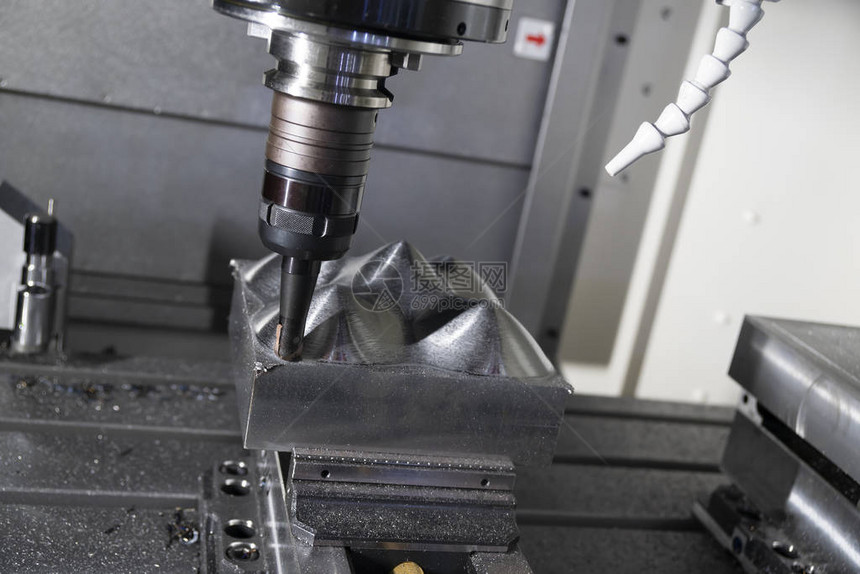 CNC磨机在使用指数式球末端工具的粗糙过程中切割了模具部分高科技制造工艺图片