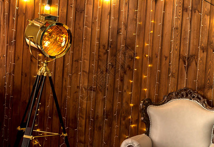 阁楼室内橙色木墙和复古灯聚光灯复古带扶手椅图片