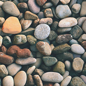 海边沙滩上美丽的彩色石头图片