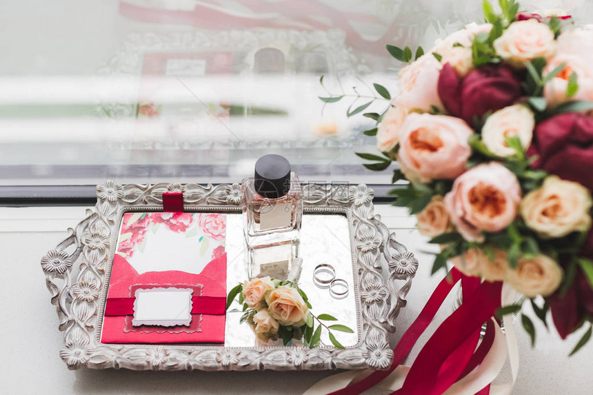 婚礼用玫瑰花束牡丹和丝带戒指香水邀请卡图片