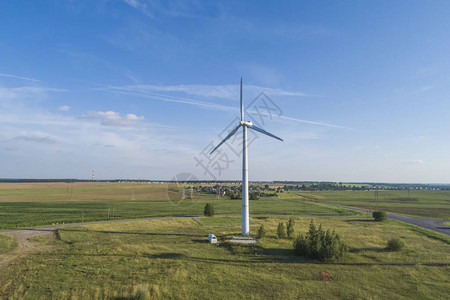 在明亮的夏日替代能源风力发电风车图片