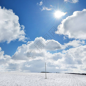 风雪覆盖的农业田地对云图片