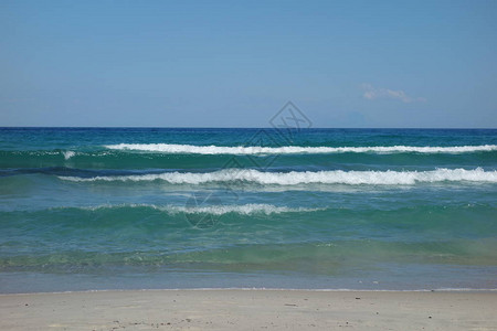 2018年夏天在希腊的塔索斯金沙滩上横背景图片