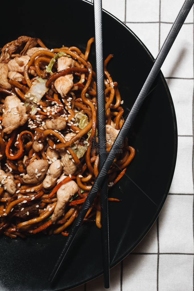 黑盘面肉亚洲菜筷子图片