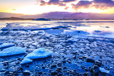 冰岛的Jokulsarlon冰川湖在冬季日落期间出现图片