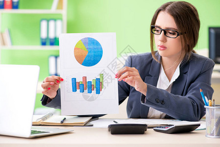 女财务经理在办公室中提供图表在办公图片