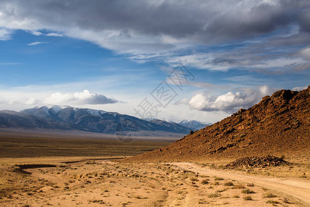 蒙古西部草原和山脉的美丽景色图片