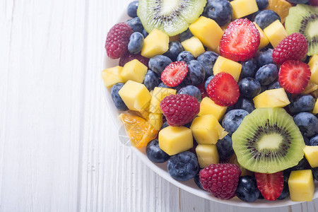 新鲜水果和浆果沙拉健康维图片
