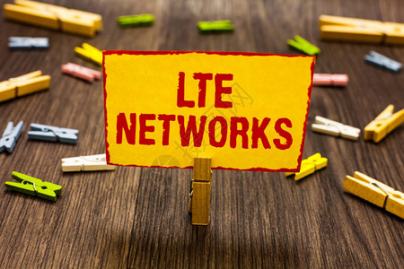 显示Lte网络的文本符号概念照片可用于无线通信的最快网络连接衣夹拿着黄纸注意几背景图片