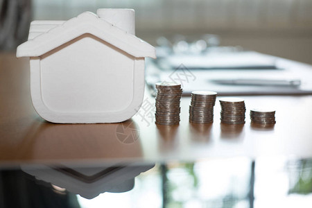 硬币堆和房子模型购买房产的计划抵押贷款图片