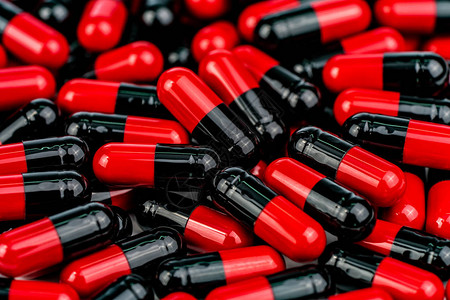 一堆红黑色胶囊丸抗生素耐药合理用药全球医疗保健概念抗生素耐药抗菌胶囊图片