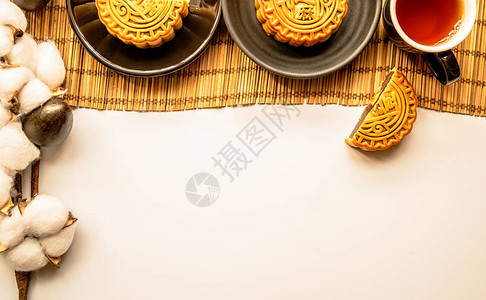 传统秋盛年节日食月饼茶和棉花顶图片