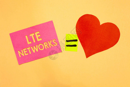 文字书写文本Lte网络可用于无线通信的最快网络连接的商业概念粉红色纸片提醒等号红心背景图片