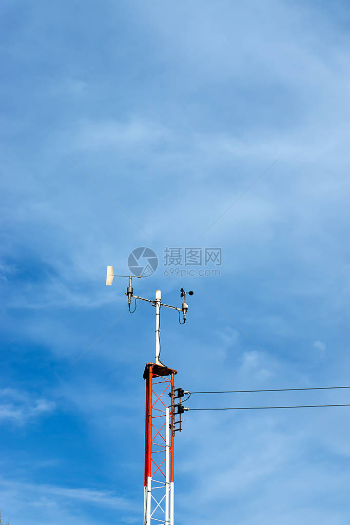 北极配备有具天空背景的海洋天气监测设备图片