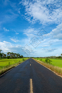 空旷的道路与天空图片