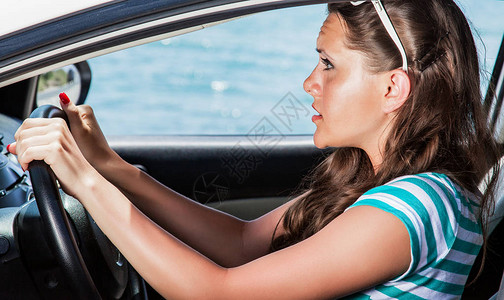 车内女人的可怕脸孔她因为开车图片