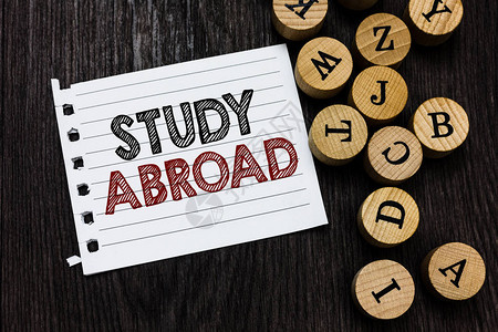 文字写作文本出国留学在国外寻求教育机会的商业理念笔记本纸圈字母创意图片