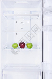 冰箱里三个熟透的苹果图片