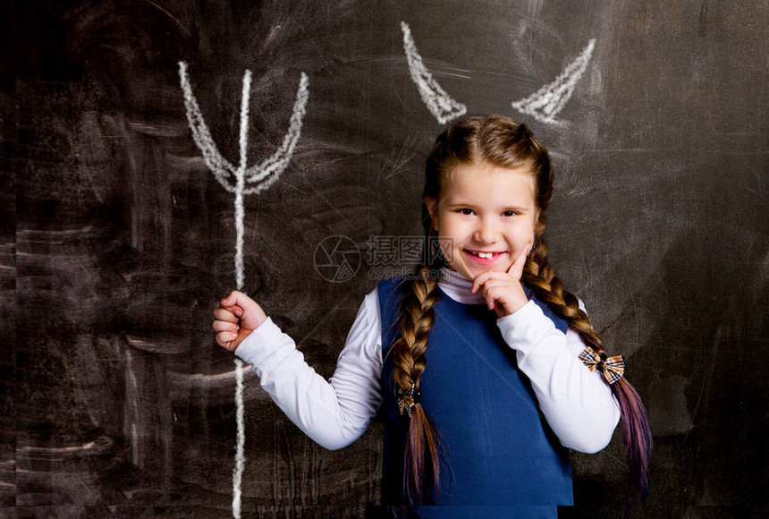 可爱的小女学生与黑板对决魔鬼图片