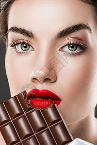 有红嘴唇的女孩吃巧克力棒图片