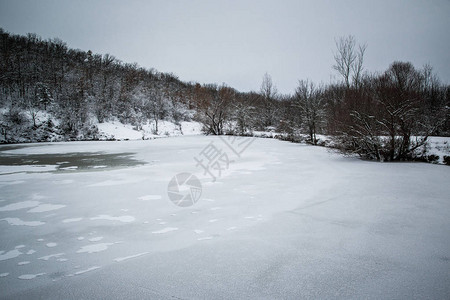 冬天风景雪中冰冻的湖图片