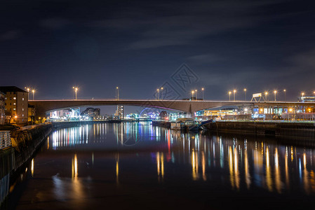格拉斯哥市中心穿越克莱德河的高速公路桥夜景Gl图片