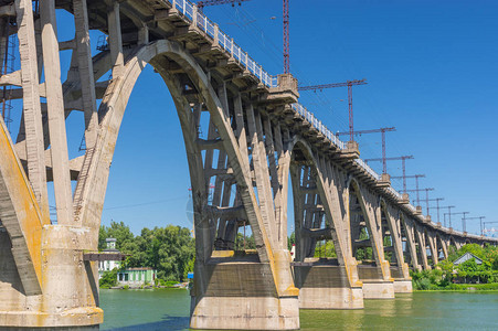 在乌克兰Dnipro河上一个旧的MerefoHersonsky大桥图片