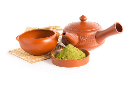 抹茶绿和日本茶具陶瓷茶壶和一个热气腾的杯子隔离图片