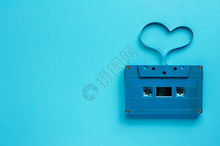 蓝色背景心形复古盒式磁带用于音背景图片