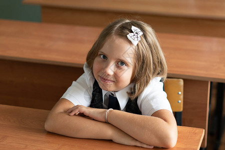 岁的女孩坐在课桌旁图片