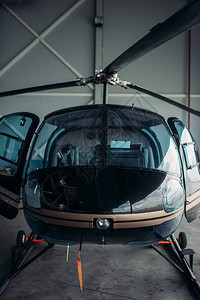 机库里的小型直升机背景图片